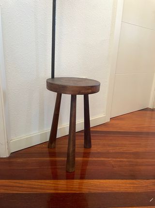 Jarrón colgante de metal y madera