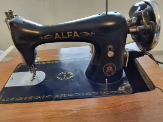 Máquina de coser Alfa vintage eléctrica