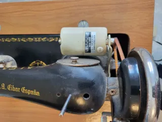 Máquina de coser Alfa vintage eléctrica