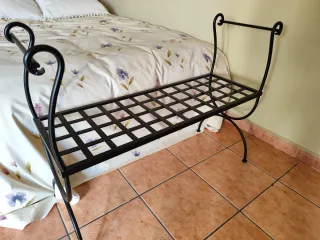 Banqueta de forja negra con cojín