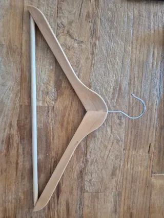 Perchas de madera con barra metálica 10 por 4 €