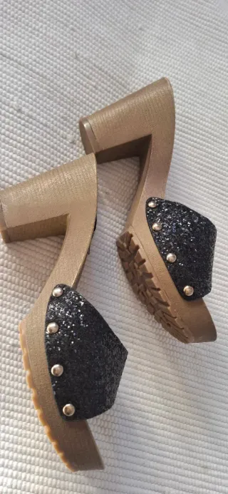 Zuecos Dimikelo Negros y Dorados