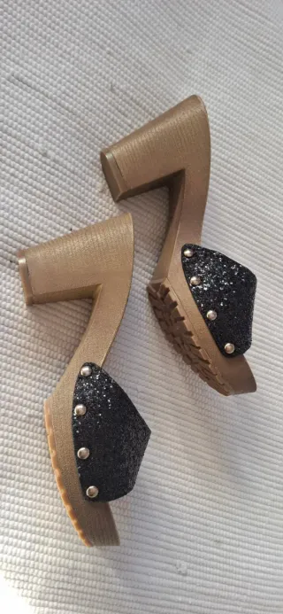 Zuecos Dimikelo Negros y Dorados