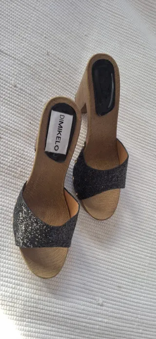 Zuecos Dimikelo Negros y Dorados