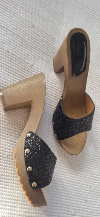 Zuecos Dimikelo Negros y Dorados