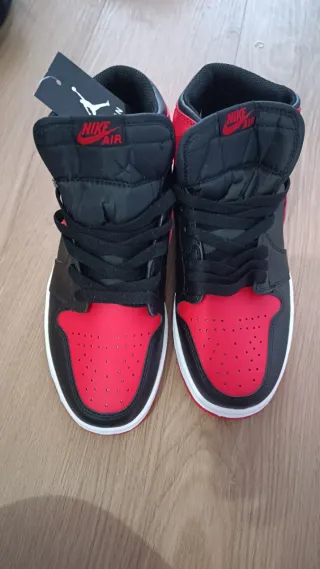 Zapatillas Jordan Air Negras y Rojas