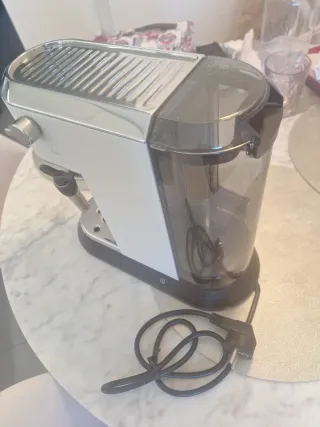 Cafetera DeLonghi.