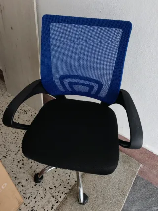 Silla de oficina ergonómica azul y negra