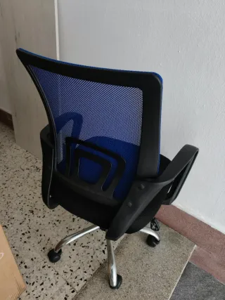 Silla de oficina ergonómica azul y negra