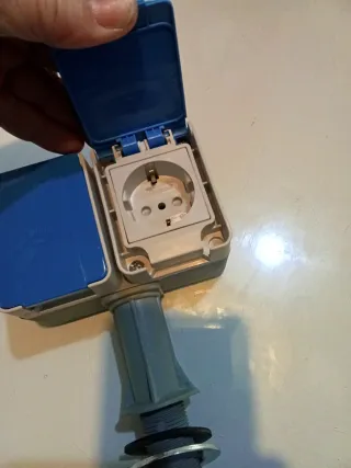 Base enchufe doble IP44 con tapa