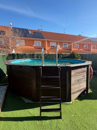 Piscina elevada de madera y plástico