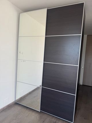 Guardaroba IKEA con ante scorrevoli e specchio