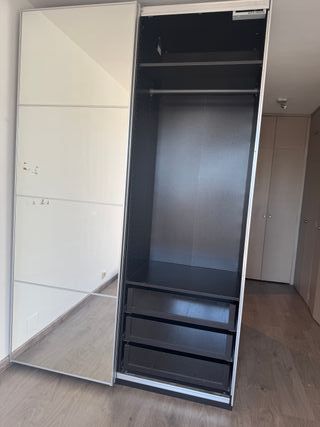 Guardaroba IKEA con ante scorrevoli e specchio