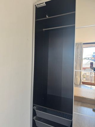 Guardaroba IKEA con ante scorrevoli e specchio
