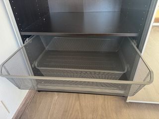 Guardaroba IKEA con ante scorrevoli e specchio