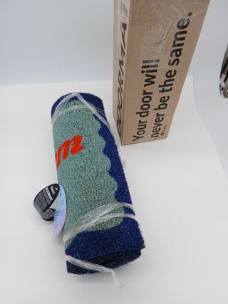 FISURA - Zerbino ingresso casa "com més serem" di cocco con base antiscivolo in PVC. Zerbino originale blu e rosso.