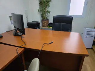 Mesa de despacho, cajonera auxiliar y estanteria