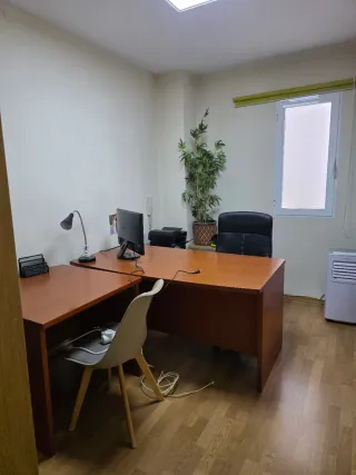 Mesa de despacho, cajonera auxiliar y estanteria