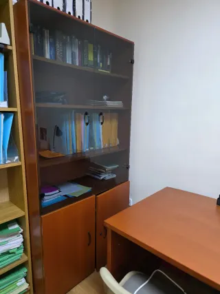 Mesa de despacho, cajonera auxiliar y estanteria