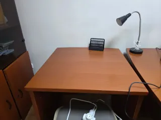 Mesa de despacho, cajonera auxiliar y estanteria