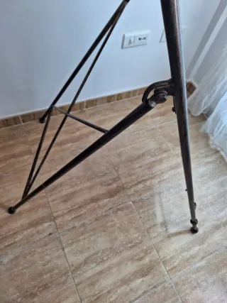 Specchio da terra in ferro battuto dorato