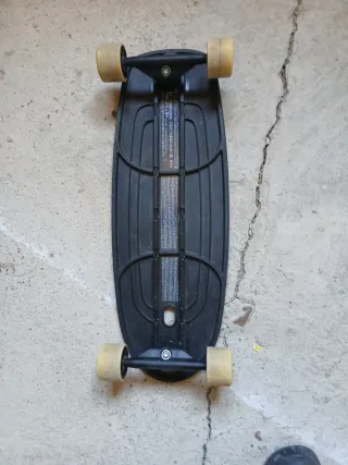 Monopatín negro con detalles azules