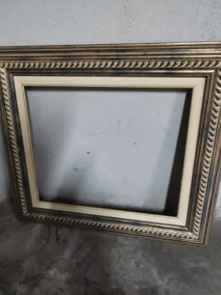 Marco de madera antiguo dorado