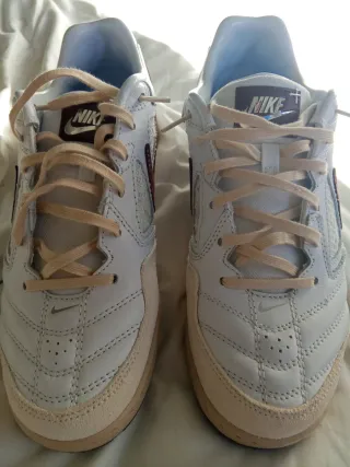 Deportivas Nike Blancas y Marrones. modelo P-6000