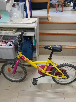 Bicicleta infantil B'Twin amarilla y rosa