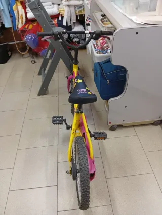 Bicicleta infantil B'Twin amarilla y rosa