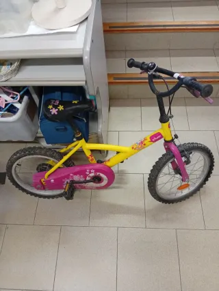 Bicicleta infantil B'Twin amarilla y rosa