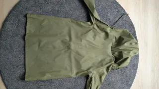 Chubasquero verde militar mujer