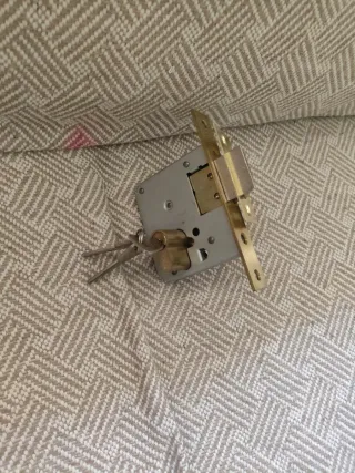 Cerradura de latón con llaves a estrenar.