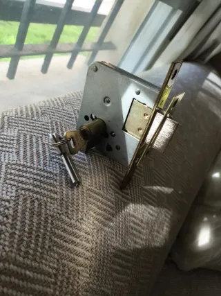 Cerradura de latón con llaves a estrenar.