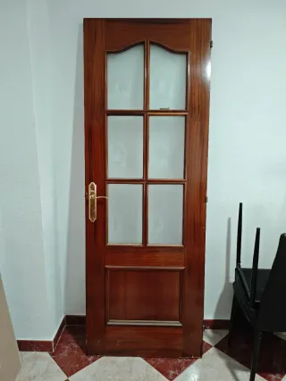 Puerta madera acristalada