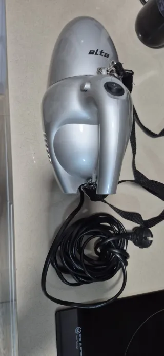 Aspirador de mano Elta con cable