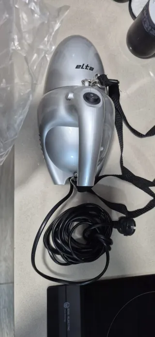 Aspirador de mano Elta con cable