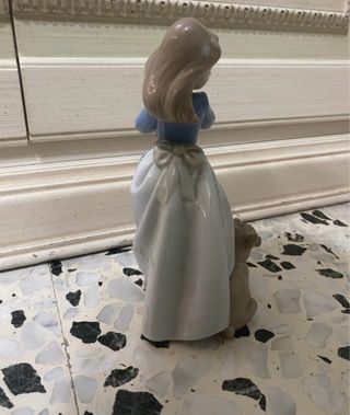 Bambola Nao in ceramica con torta e cane