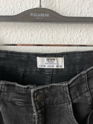 Falda vaquera corta negra Bershka