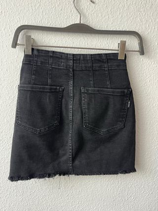 Falda vaquera corta negra Bershka