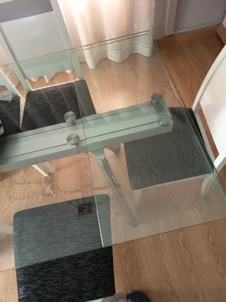Mesa de cristal con sillas