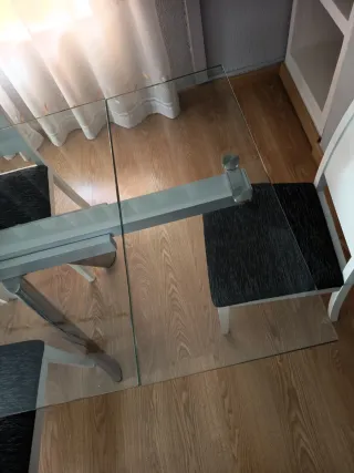 Mesa de cristal con sillas