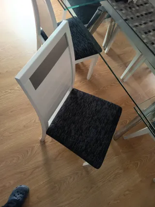 Mesa de cristal con sillas