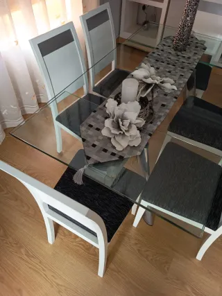 Mesa de cristal con sillas