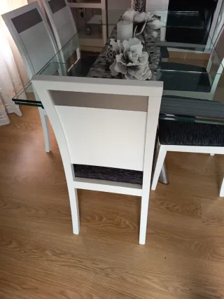 Mesa de cristal con sillas