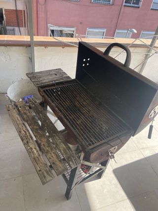 Barbacoa de carbón metálica y madera