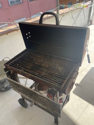Barbacoa de carbón metálica y madera