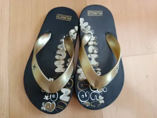 Chanclas Munich Negras y Doradas núm 26