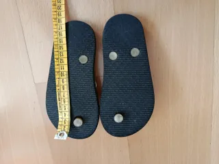 Chanclas Munich Negras y Doradas núm 26