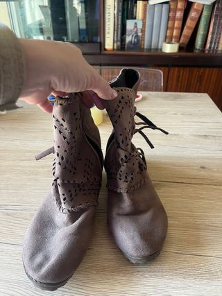 Stivaletti donna con zip e dettagli traforati